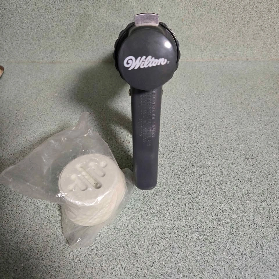 Unused, Wilton Spritz Cookie Press w/12 cookie design disc. - photo 3
