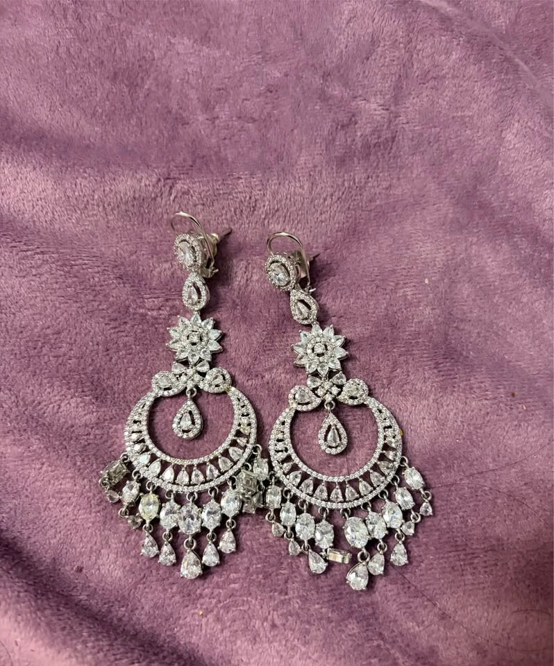 Silver Toned Maang Tikka and Chandelier Earring Set - photo 2
