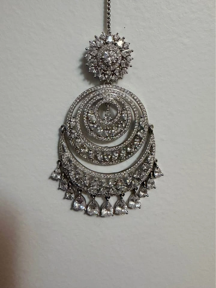 Silver Toned Maang Tikka and Chandelier Earring Set - photo 3