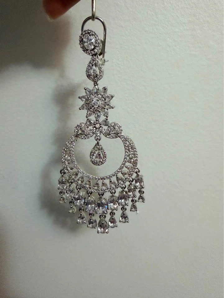 Silver Toned Maang Tikka and Chandelier Earring Set - photo 4