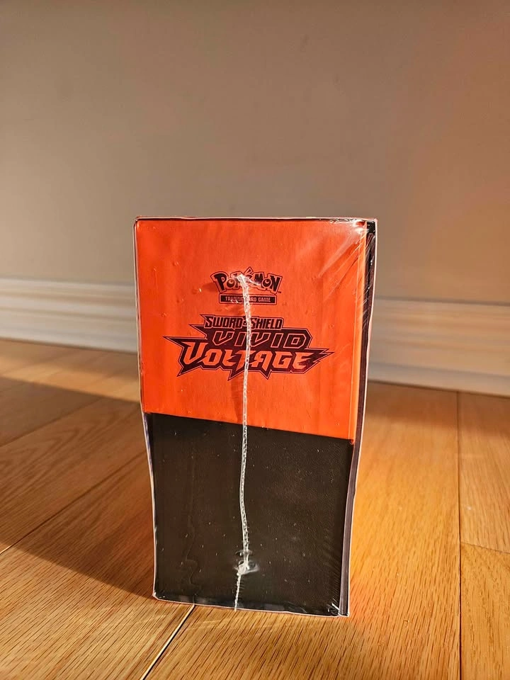 Pokemon TCG Sword & Shield Vivid Voltage Trainer Box - photo 4