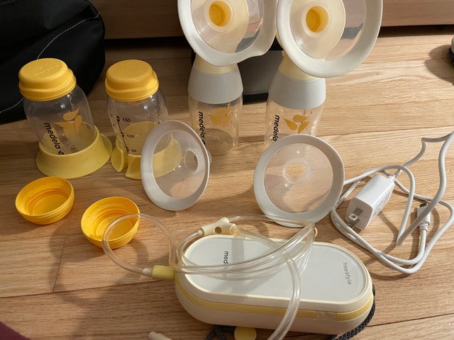Medela Freestyle flex breast pump with accessories