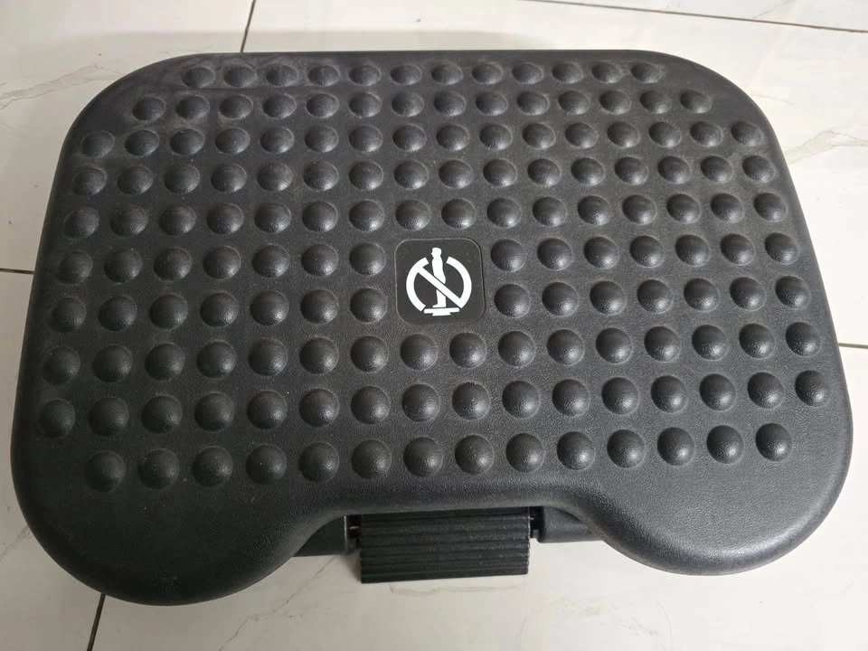 Adjustable Under-Desk Footrest – Super Comfy & Ergonomic! 🪑 - photo 2