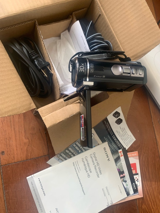Sony Handycam HDR-CX190 New in Box