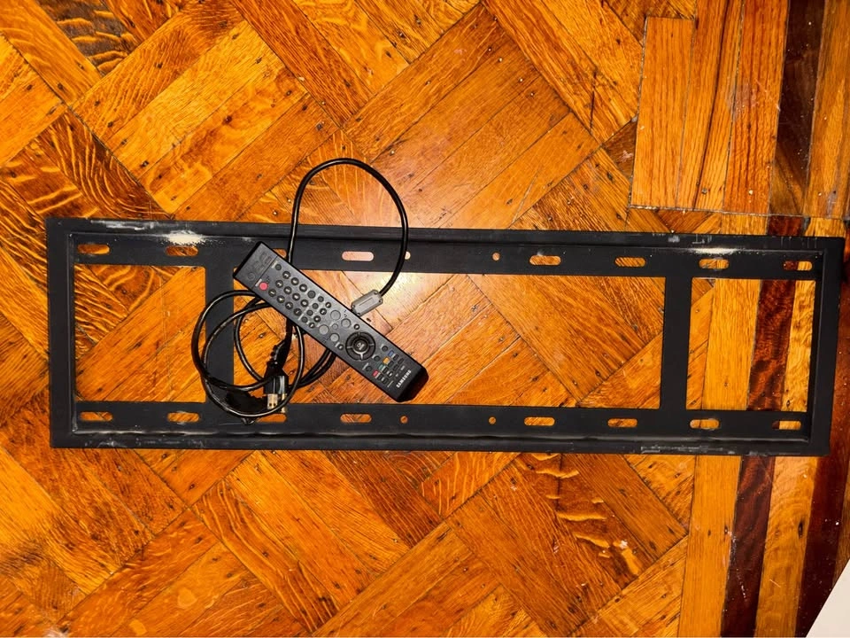 Samsung Wall Mounted Flatscreen TV - photo 3