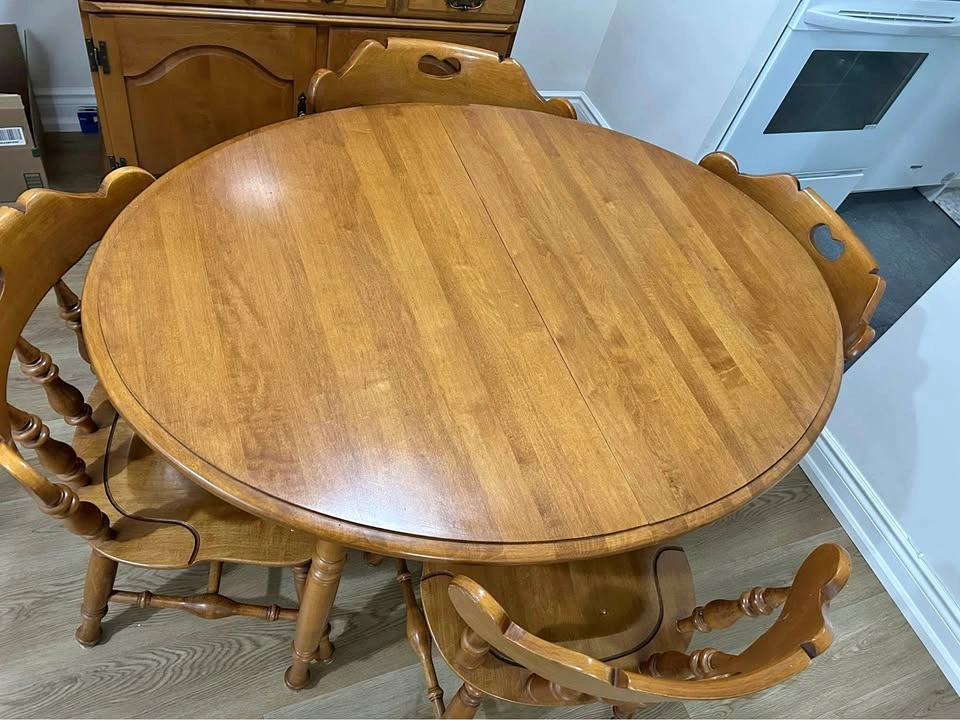 Extendable wooden dining table
