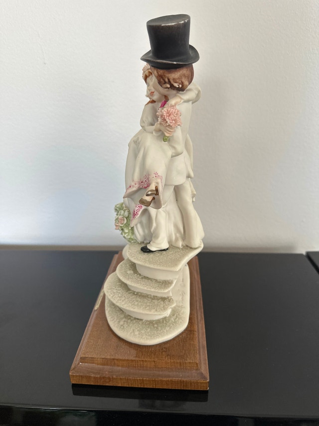 Giuseppe Armani Little Bride and Groom on Stairs Sculpture - photo 2