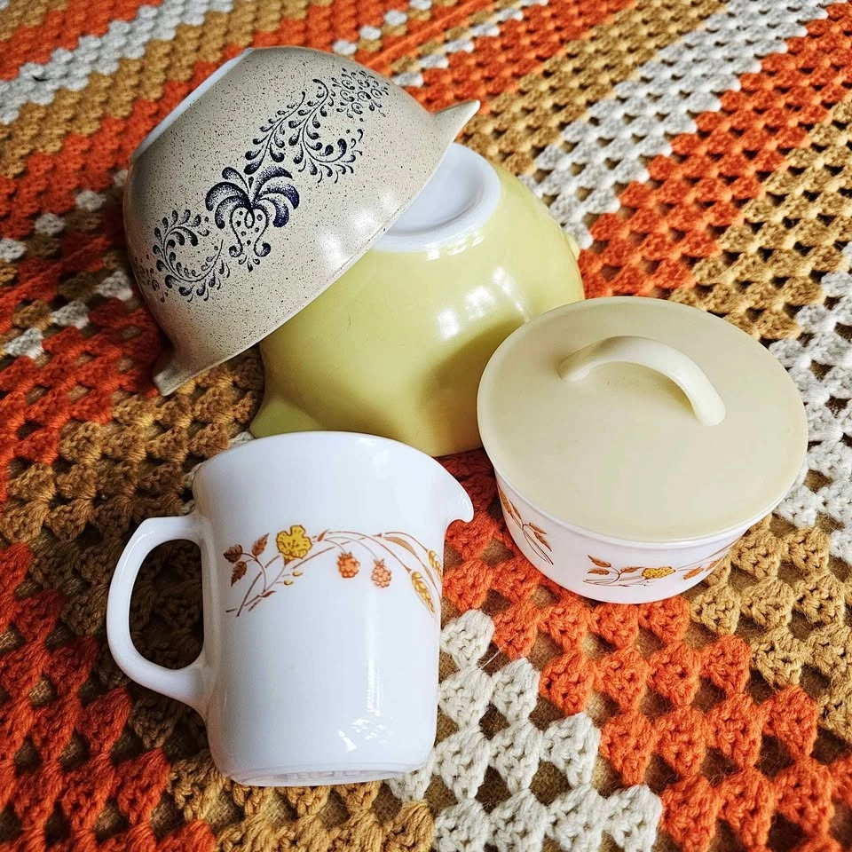 Vintage Pyrex Set: Sugar Bowl, Creamer, Mixing Bowls - 70s Kitch