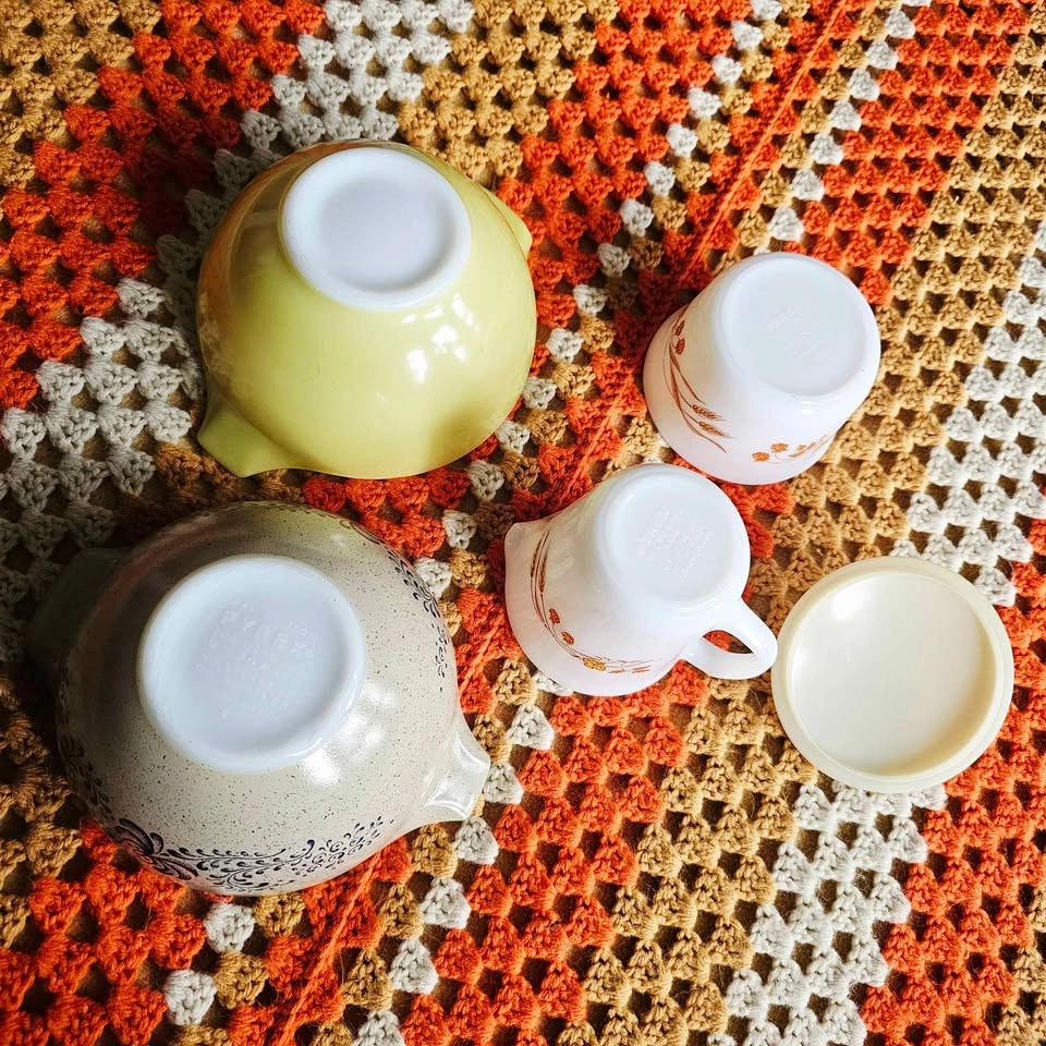 Vintage Pyrex Set: Sugar Bowl, Creamer, Mixing Bowls - 70s Kitch - photo 2