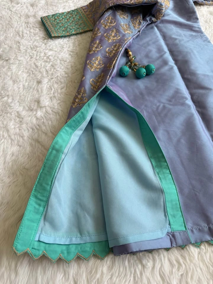Brand new silk lengha with detailed embroidery - photo 4