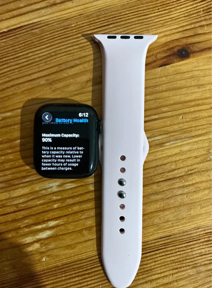 Apple Watch Series 7 41mm (90%) Battery life.