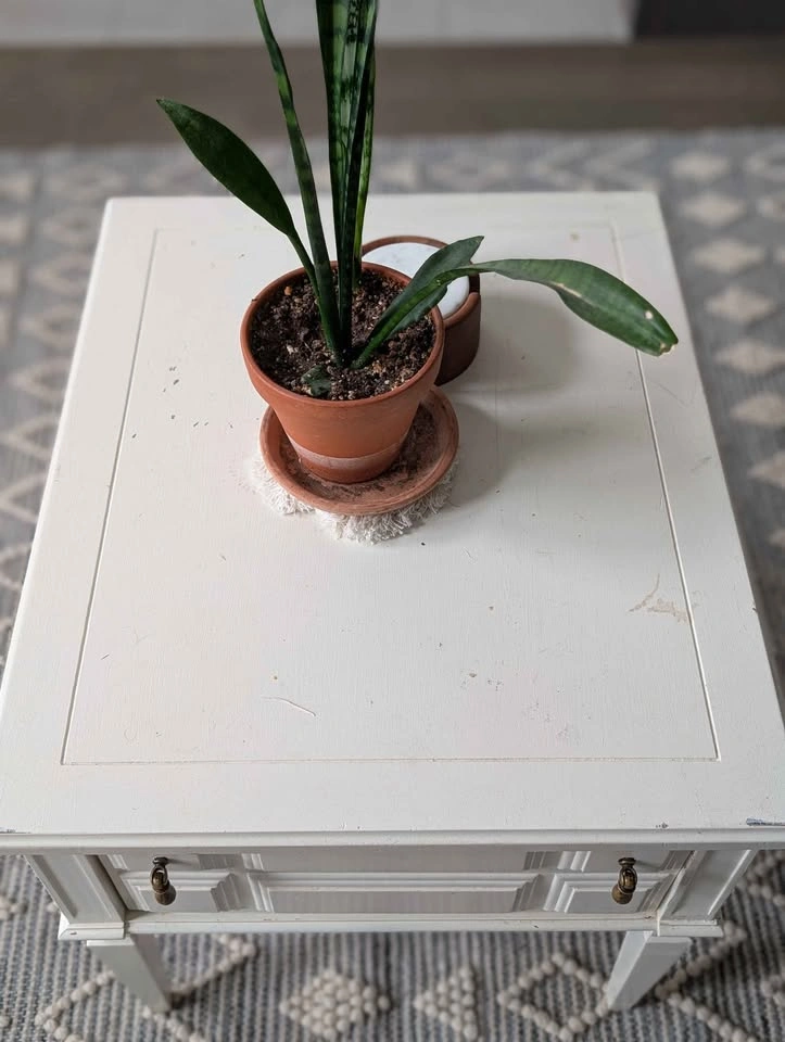 Vintage-Style White Wooden End Table - photo 2