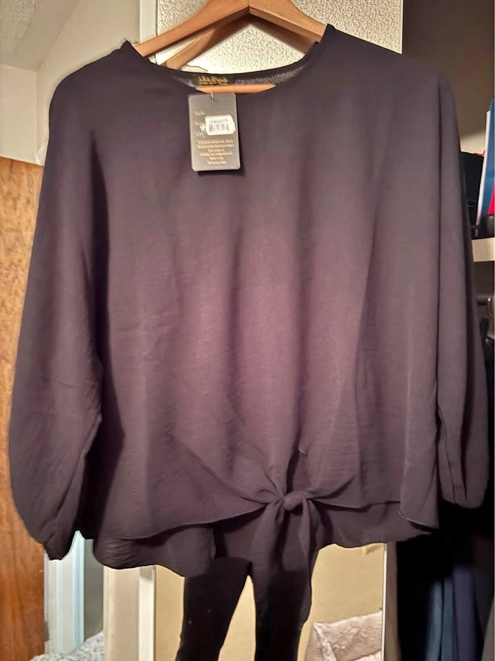 Black loose flowy women’s top