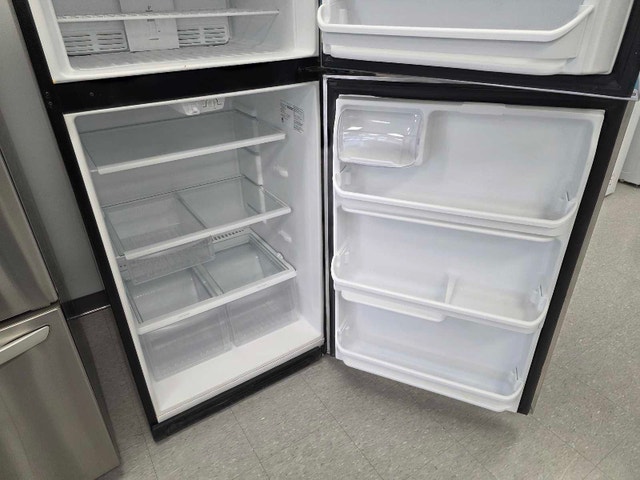 Frigidaire 18 cu ft Top Freezer Fridge – $485 - photo 4