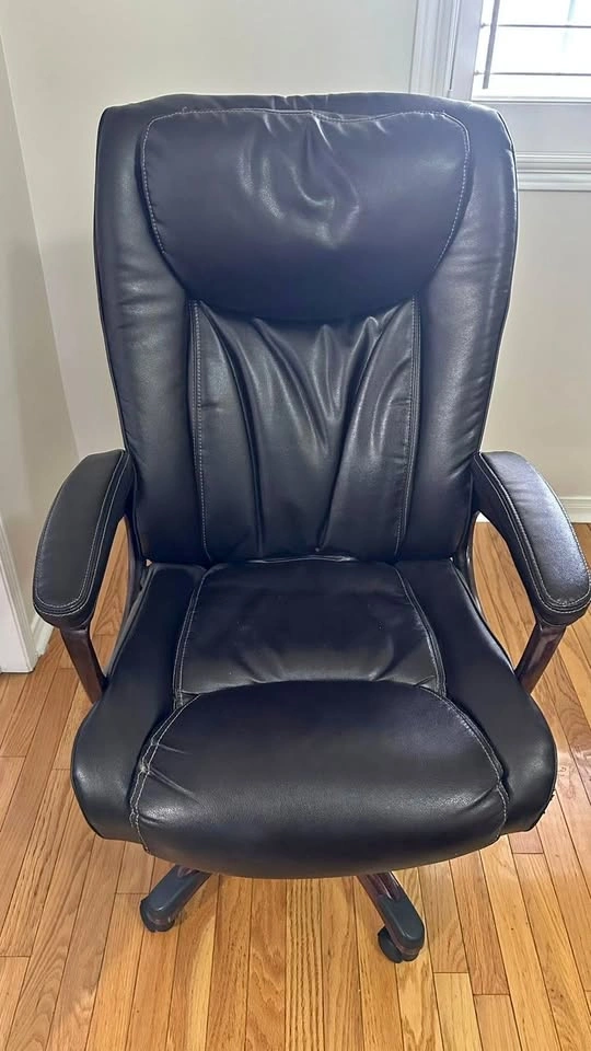 PICKUP ONLY - Executive Office Chair (Staples Westcliffe)