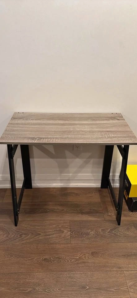 Compact Desk for Sale – Great Condition!