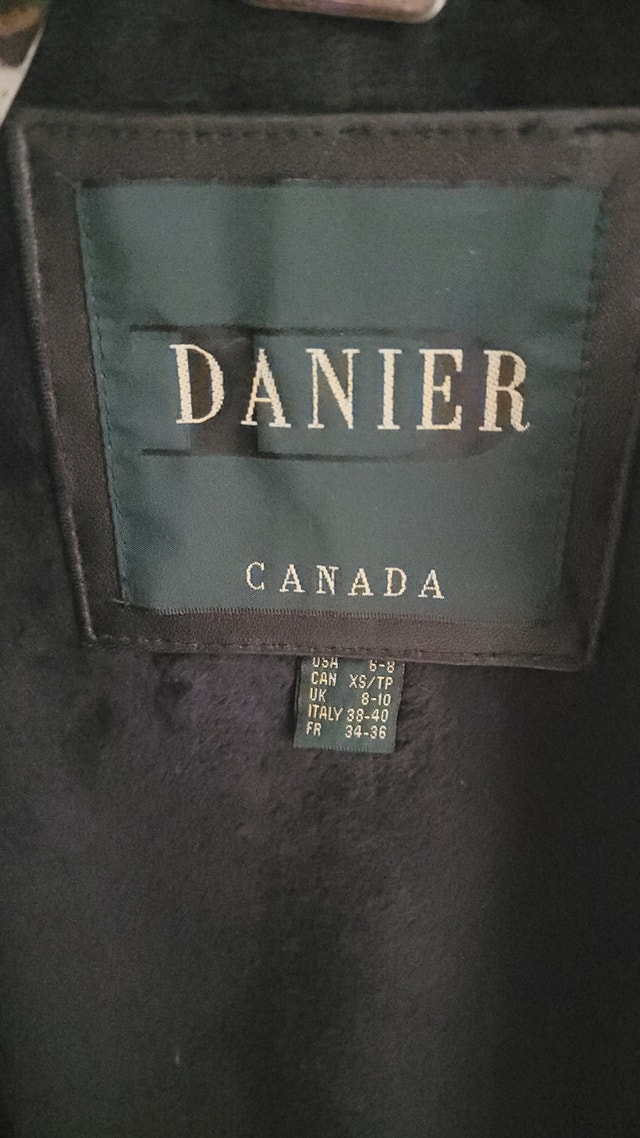Authentic Danier Leather Jacket Women's Size XS (Fits Medium) - photo 2