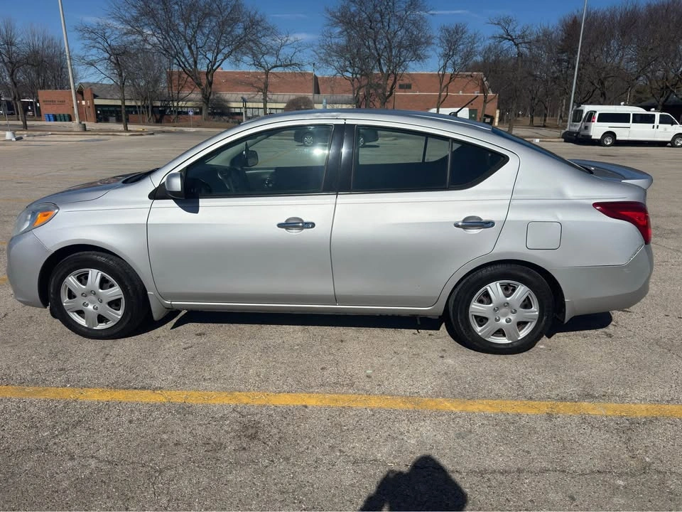 2014 Nissan Versa SV Sedan 4D - photo 2