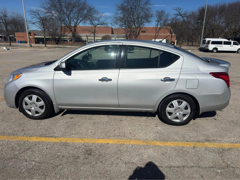 2014 Nissan Versa SV Sedan 4D - photo 3