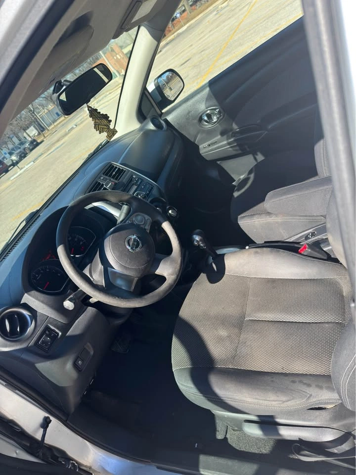 2014 Nissan Versa SV Sedan 4D - photo 5