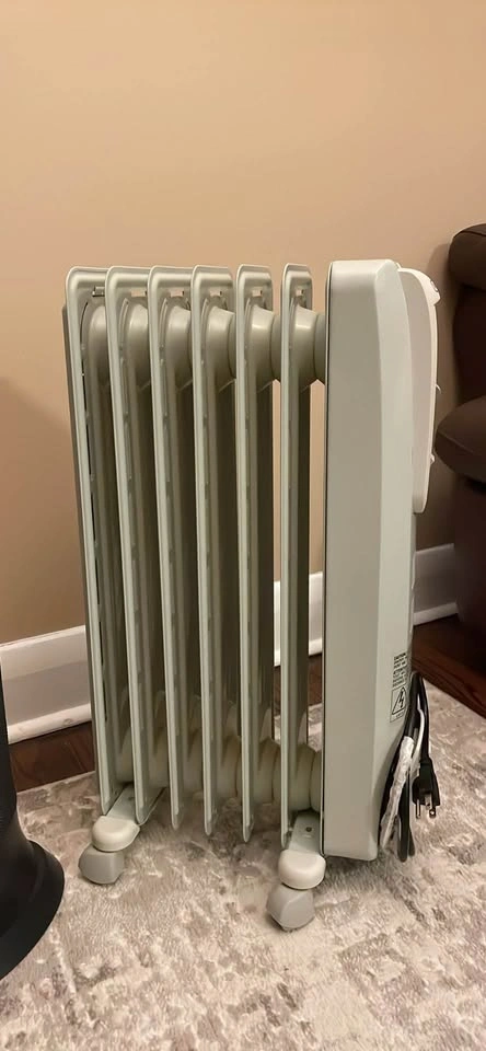 De’Longhi oil-filled heater (white) - $60 Honeywell heater (blac - photo 3