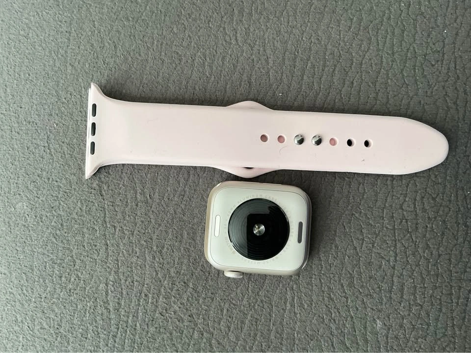 New Apple Watch SE 40MM Battery Life (97%) - photo 3