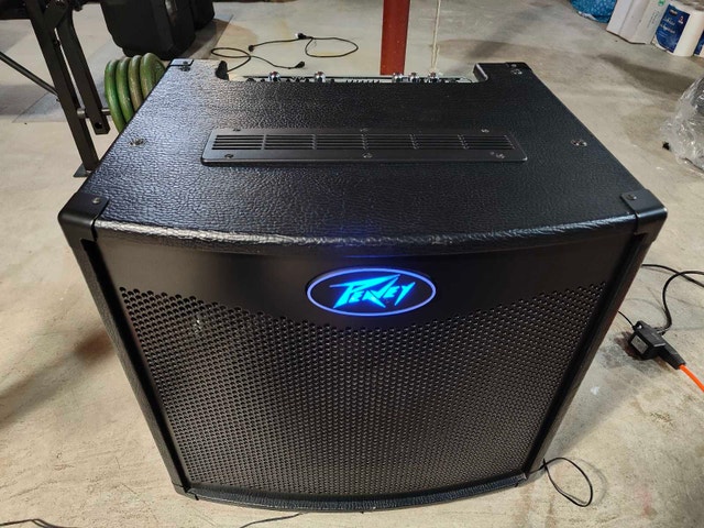 Peavey TNT 115 600 Watt Bass Amp + Zoom B1X Effects Pedal