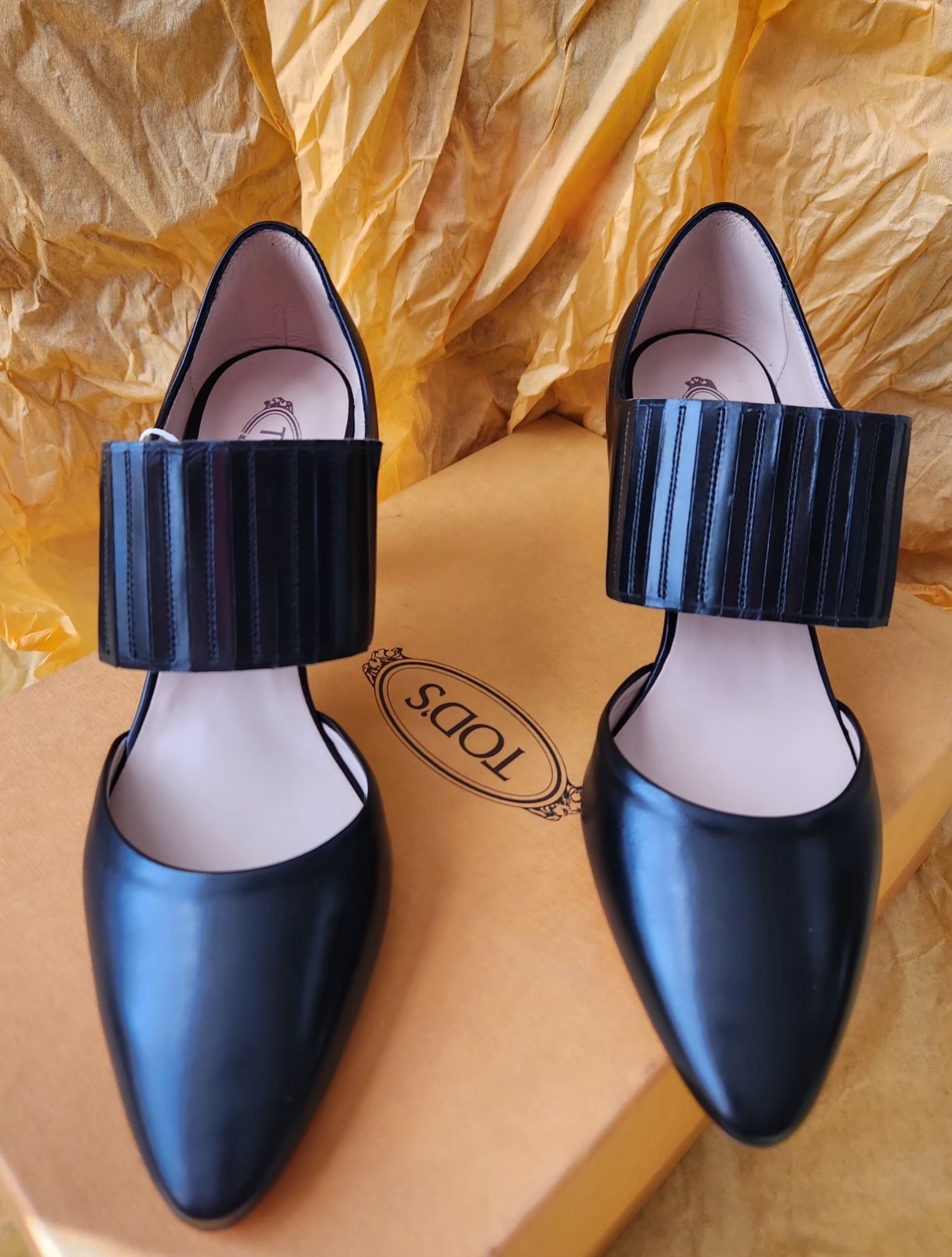 TOD’S Black Leather Mary Jane Pumps 35.5 Italy $675 +tax Retail - photo 3
