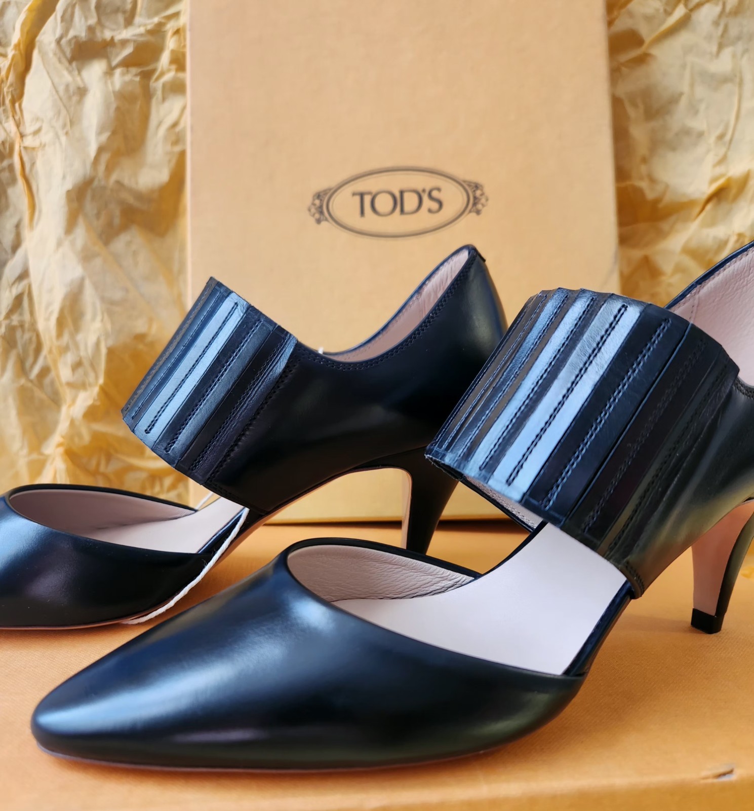 TOD’S Black Leather Mary Jane Pumps 35.5 Italy $675 +tax Retail - photo 4