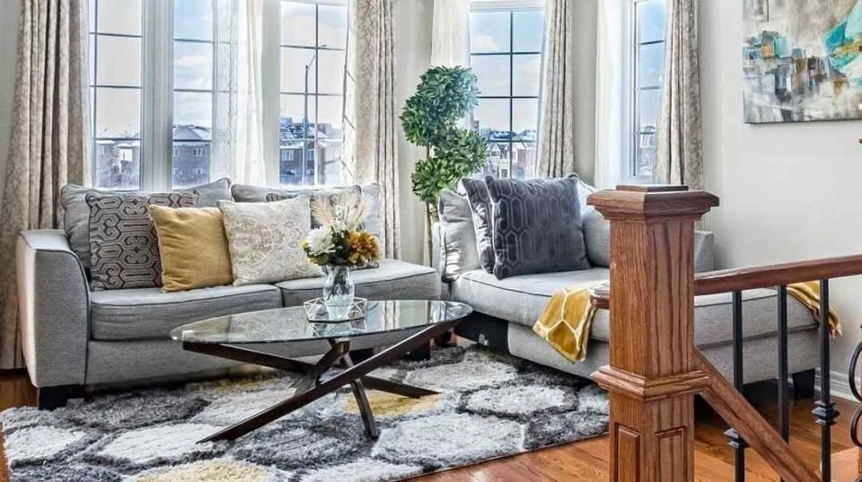 L-Shape Sectional Sofa with 4 Cushions