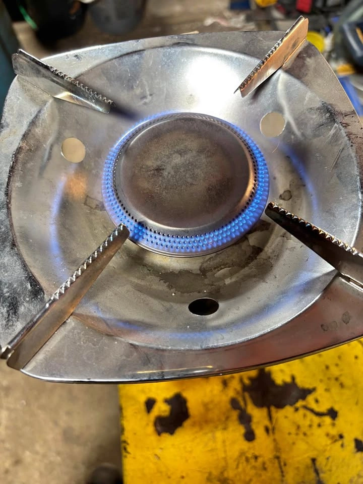 Single burner camp stove with propane tank