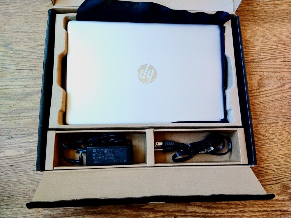 HP 15 Laptop: Intel i5, 16GB RAM, 512GB SSD, Adobe Suite 2025