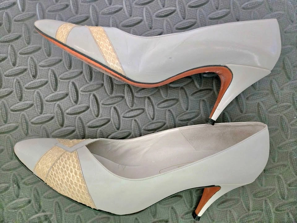 Womens Shoes heels beautiful gray in great condition