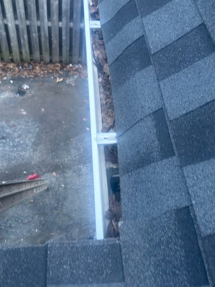 Gutter cleanup before summer - photo 2