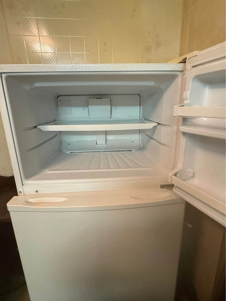 Whirlpool Top Freezer Fridge - photo 3