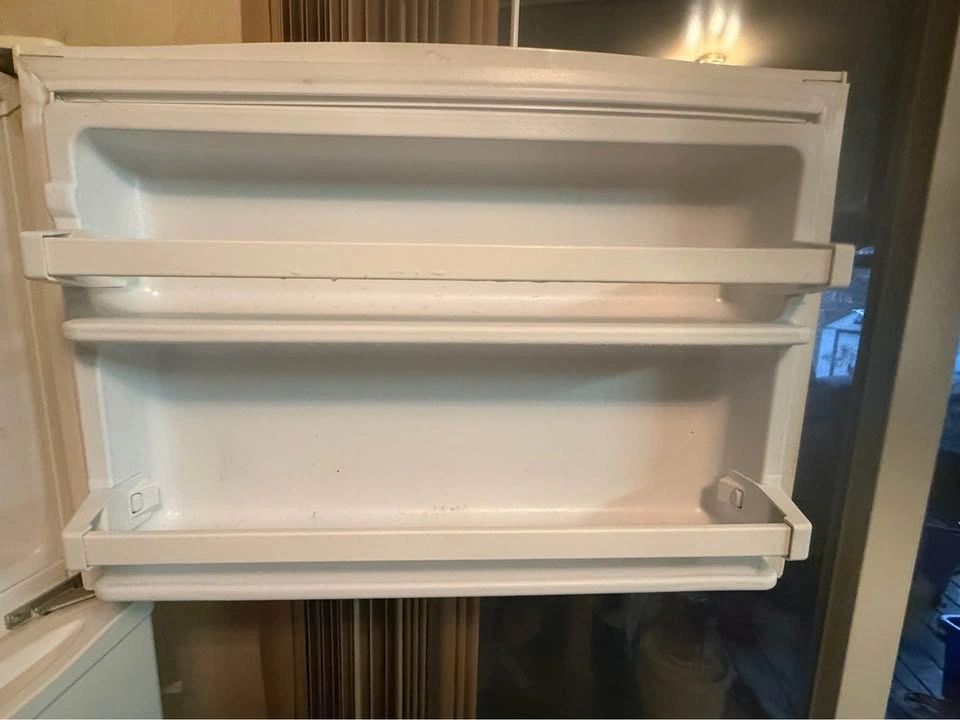 Whirlpool Top Freezer Fridge - photo 4