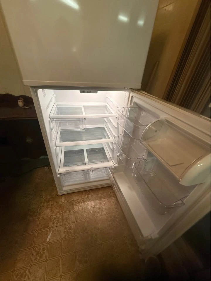 Whirlpool Top Freezer Fridge - photo 5