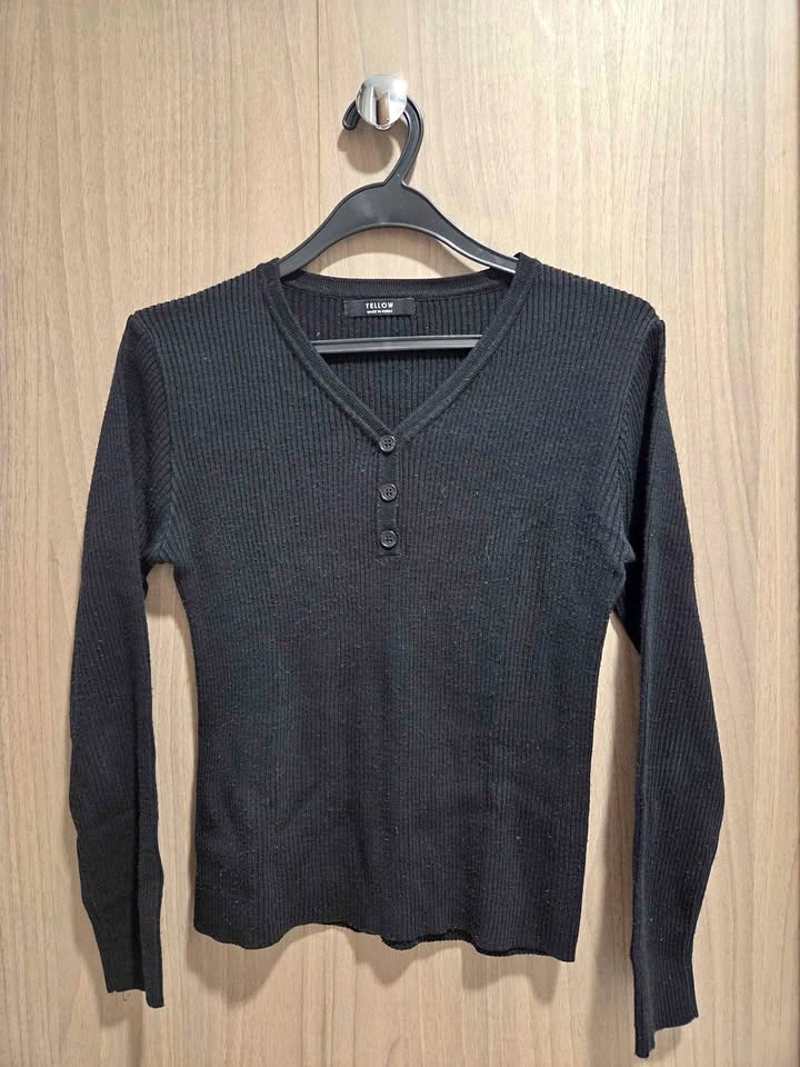 Black ribbed long sleeve V-neck top