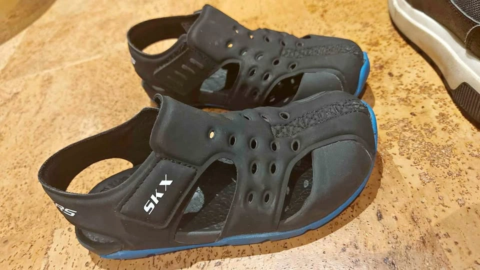 Boys Skechers sz12 sandals/watershoes