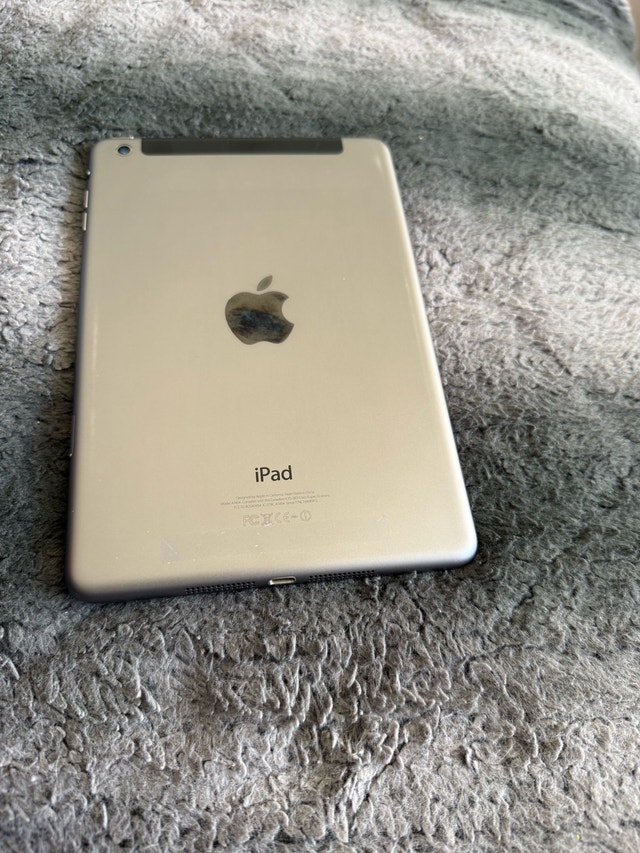 Apple iPad Wi-Fi + LTE 32GB 9.7-inch