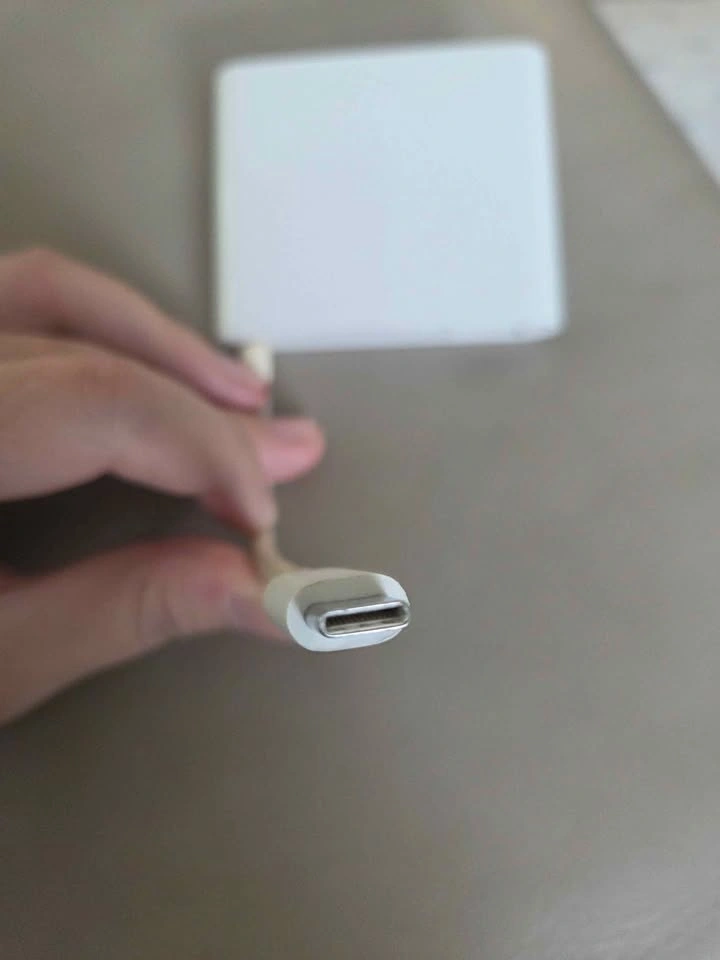 USB-C Multiport Adapter HDMI VGA - photo 2