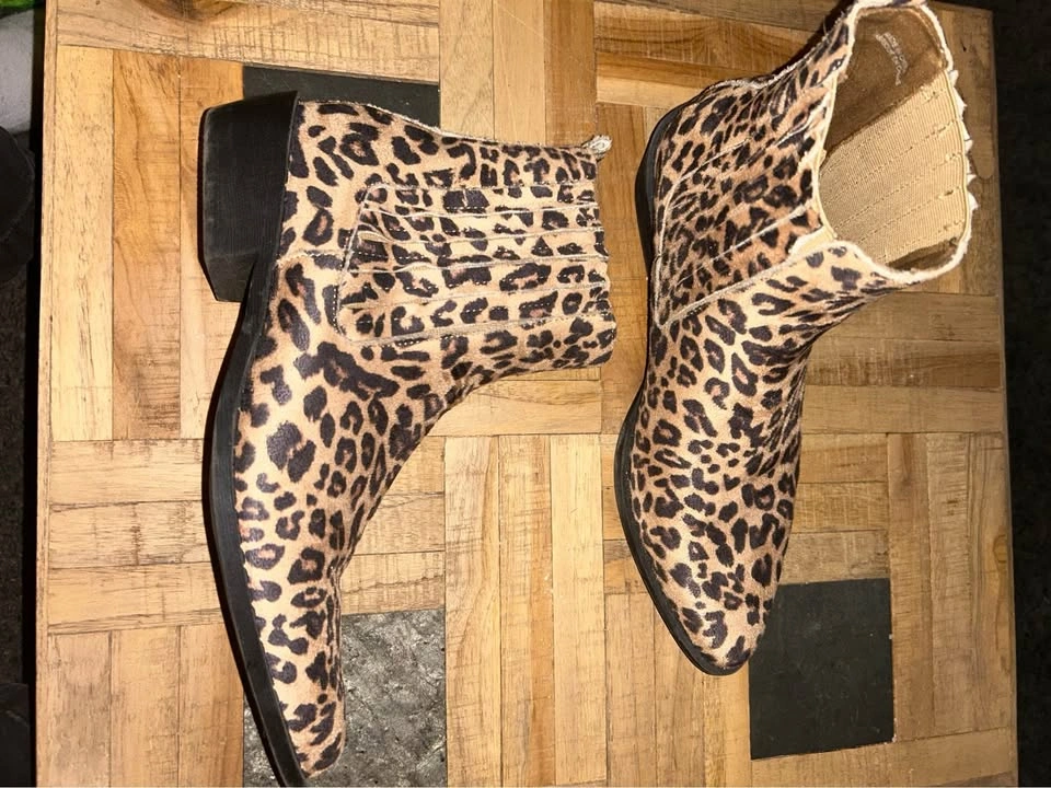 Leopard print short boots