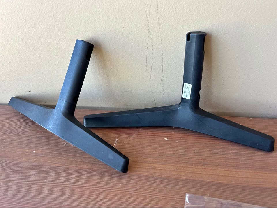 Price firm - set of two Samsung TV legs with screws