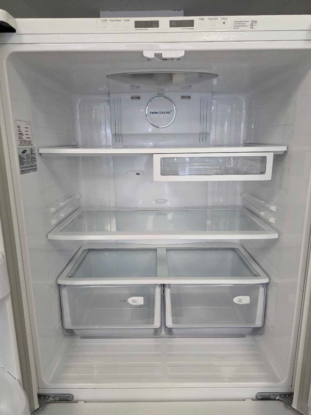 Samsung 19 cu ft Bottom Freezer Fridge - photo 3