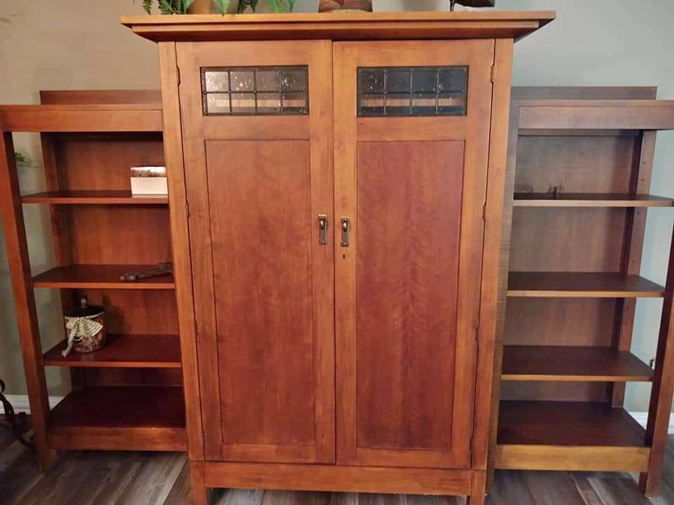 Entertainment center and side Shelfs that separate.