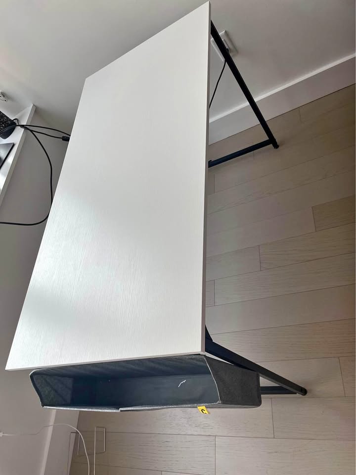 White Desk - iron strut - 23.6"D x 47"W x 30"H - headset holder