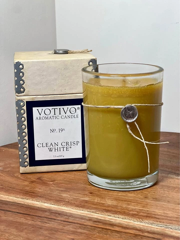 Votivo Aromatic Candle - Clean Crisp White