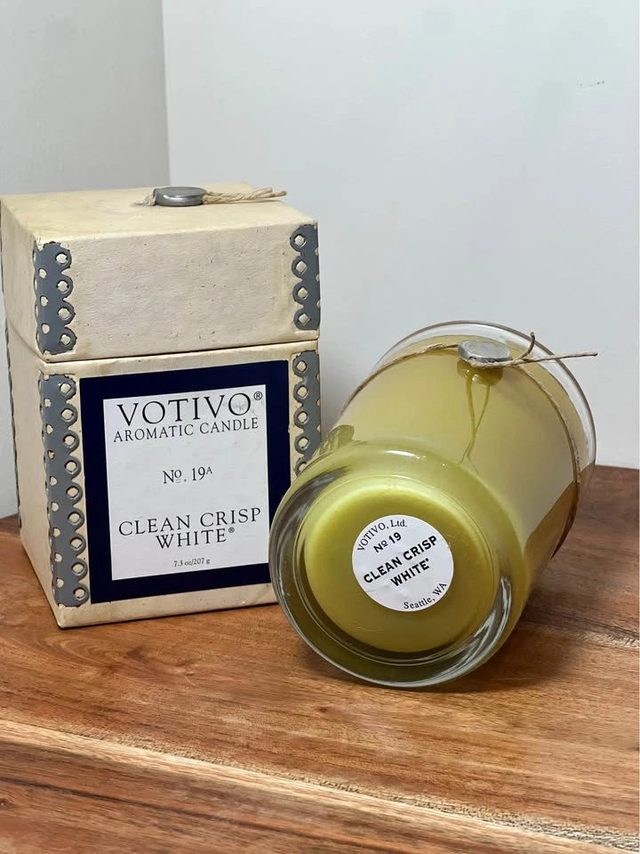 Votivo Aromatic Candle - Clean Crisp White - photo 2