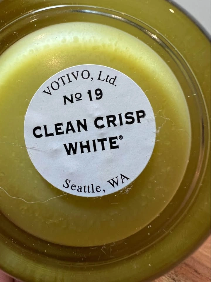Votivo Aromatic Candle - Clean Crisp White - photo 5