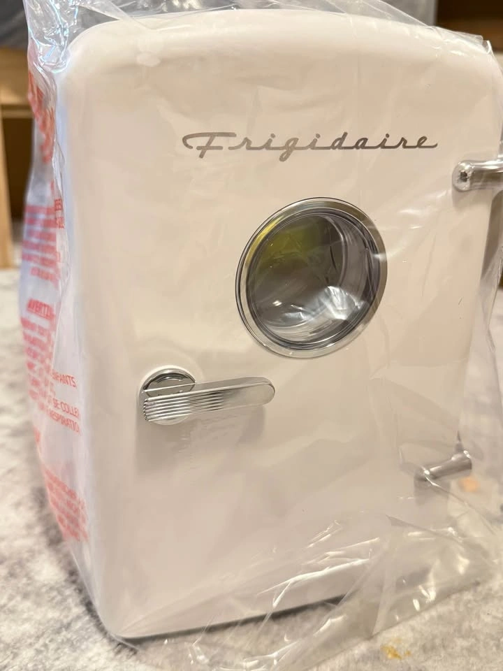 Frigidaire Mini Personal Fridge Cooler 4L - photo 5